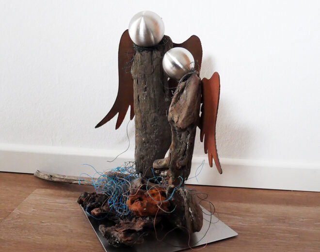 Engel-Skulptur aus Langeoog Strandgut mit Edelstahl kombiniert - Unikat von up.designed