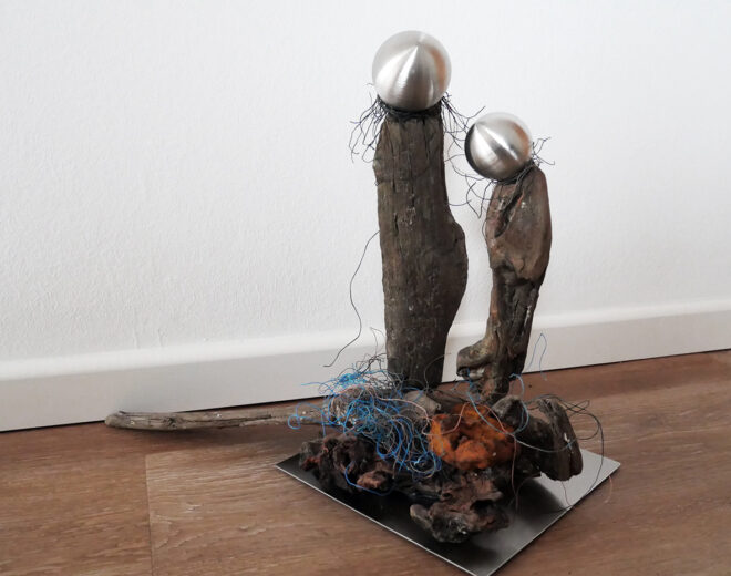 Skulptur aus Langeoog Strandgut mit Edelstahl kombiniert - Unikat von up.designed